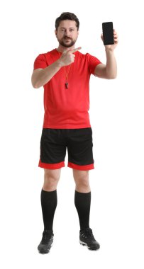 Beyaz arka planda akıllı telefonu olan üniformalı hakem.