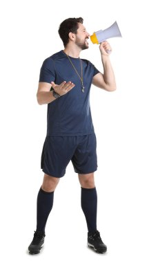 Hakem beyaz arka planda megafonla bağırıyor