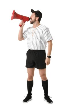 Hakem beyaz arka planda megafonla bağırıyor