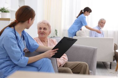 Bakıcı, huzurevindeki son sınıf kadınına iyi olup olmadığını soruyor.