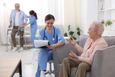 Bakıcı, huzurevindeki son sınıf kadınına iyi olup olmadığını soruyor.