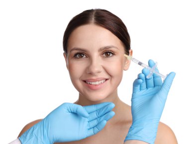 Estetik ameliyat. Doktor beyaz arka plandaki hastaya yüz enjeksiyonu yapıyor.