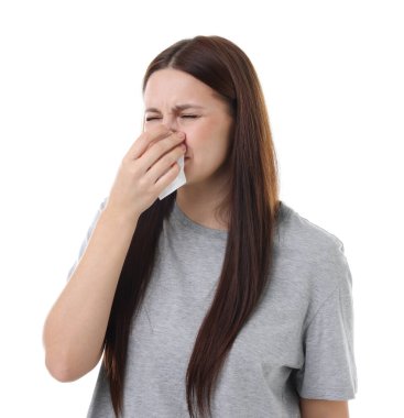 Beyaz arka planda burnu akan bir kadın. Soğuk Semptom