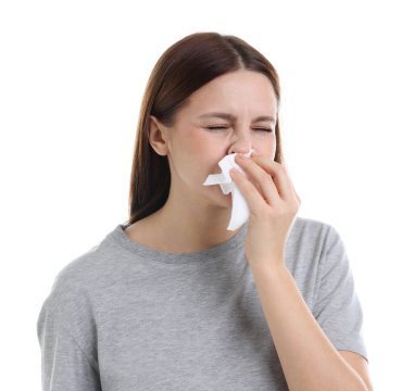 Beyaz arka planda burnu akan bir kadın. Soğuk Semptom