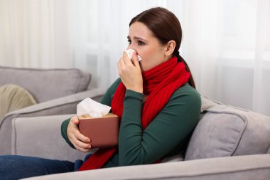 Evde burnu akan bir kadın. Soğuk Semptom