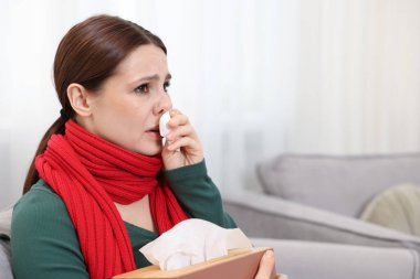 Evde burnu akan bir kadın, mesaj için yer var. Soğuk Semptom