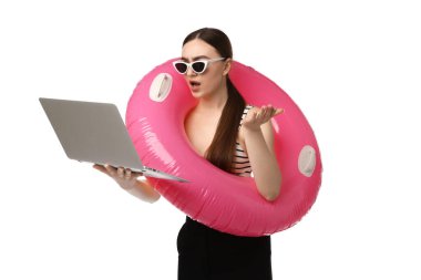 Beyaz arka planda şişme yüzük ve dizüstü bilgisayarı olan bir ofis çalışanı.