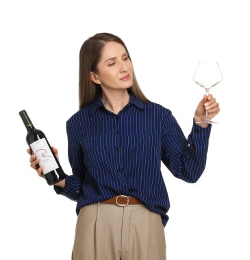 Beyaz arka planda cam ve şarap şişesi olan profesyonel şarap garsonu.