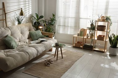 Kanepesi ve çiçekleri olan şık bir oturma odası. İç tasarım