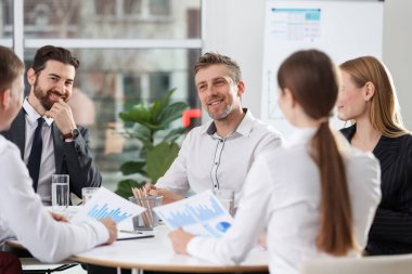 Ofiste tabloda, birlikte çalışan iş adamları