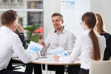 Ofiste tabloda, birlikte çalışan iş adamları