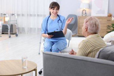 Bakıcı, huzurevindeki son sınıf kadınına iyi olup olmadığını soruyor.