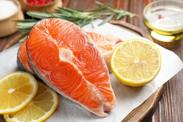 Baharatlı, limonlu ve yağlı somon filetosu.