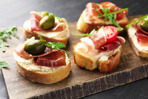 Krem peynirli, jambonlu, yeşil zeytinli, domatesli ve roka soslu nefis bruschetalar.