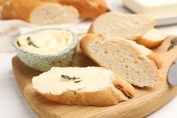 Masada tereyağı ve kekik dilimleri, yakın plan.