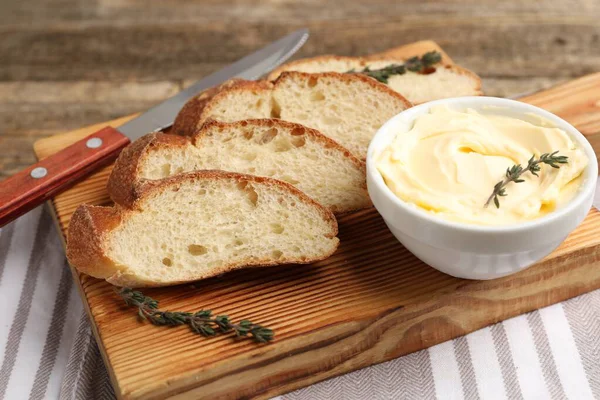 Tereyağlı baget dilimleri, kekik ve bıçak masada, yakın plan.