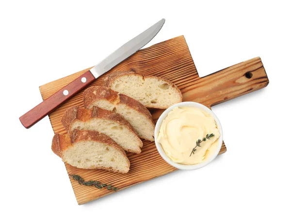 Tereyağlı baget dilimleri, kekik ve bıçak beyaza izole edilmiş.