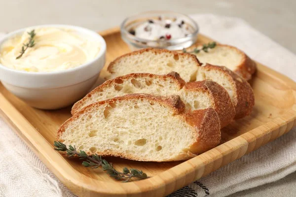 Masada tereyağı ve baharatlı baget dilimleri, yakın plan.
