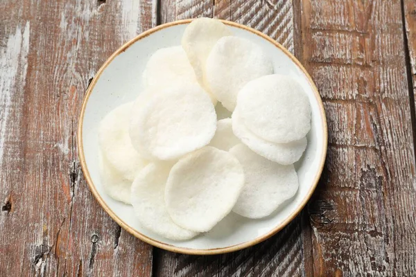 Lezzetli pirinç kağıt parçaları renkli ahşap masa, üst manzara