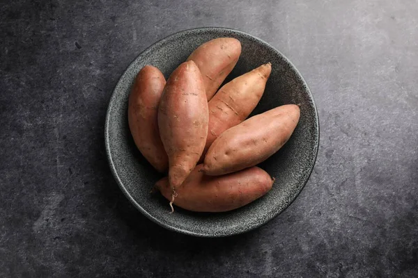 Siyah masada çiğ patates, üst manzara.