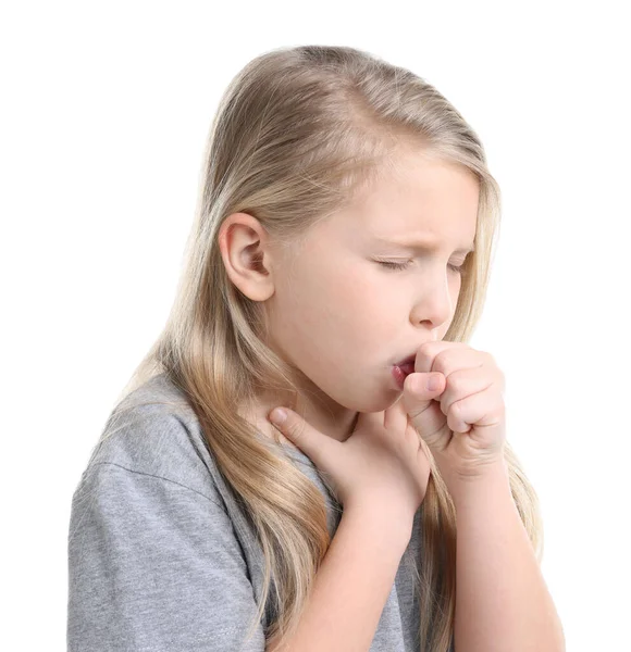 Beyaz arka planda öksüren küçük bir kız. Soğuk Semptom