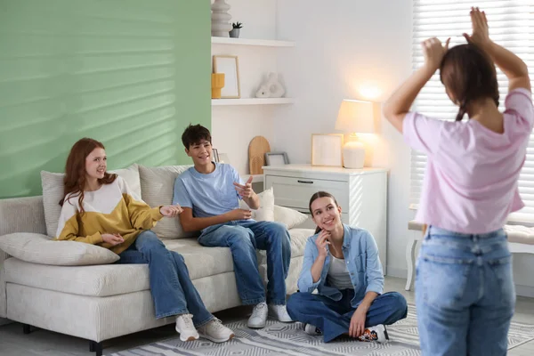 Evde sessiz sinema oynayan bir grup genç.