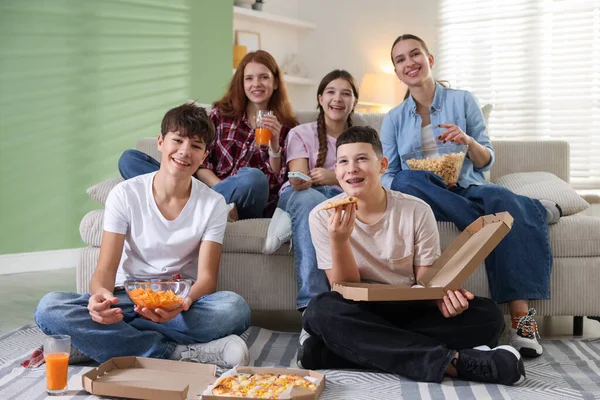Bir grup arkadaş film izliyor ve evde atıştırmalık yiyor.