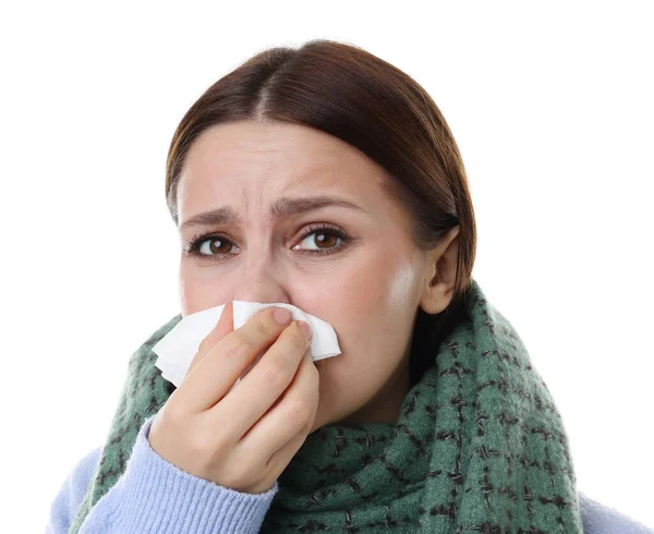 Beyaz arka planda burnu akan bir kadın. Soğuk Semptom