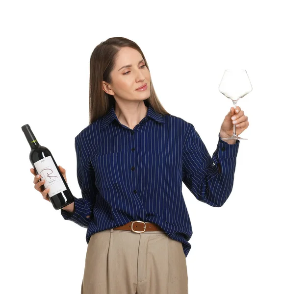 Beyaz arka planda cam ve şarap şişesi olan profesyonel şarap garsonu.