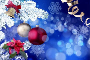 Noel dekorlu tebrik kartı ve mavi arka planda köknar ağacı dalları, metin için boşluk