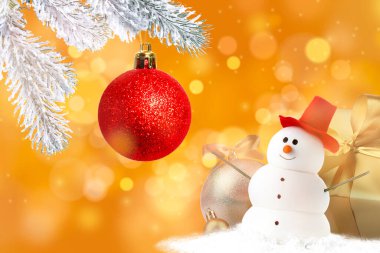 Noel süsü, köknar ağacı dalı ve altın arka planda kardan adam. Tebrik kartı veya poster tasarımı