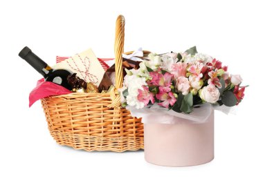 Hediye sepeti ve beyaz arka planda güzel çiçekler.