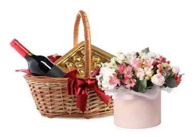 Hediye sepeti ve beyaz arka planda güzel çiçekler.