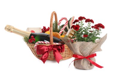 Hediye sepeti ve beyaz arka planda güzel çiçekler.