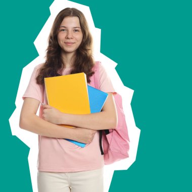 Sırt çantası ve turkuaz arka planda not defterleri olan genç bir kızın portresi. Etrafında beyaz çizgiler.