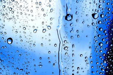 Su damlalı cam yüzey, yakın görüş.