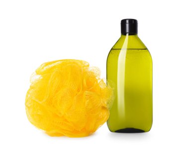 Sarı örgü sünger ve duş jeli beyaza izole edilmiş.