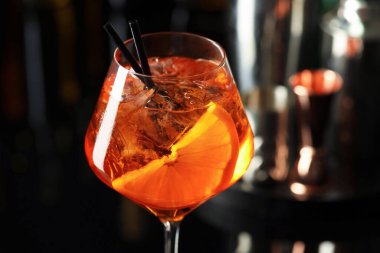 Barda serinletici bir kokteyl, yakın plan.