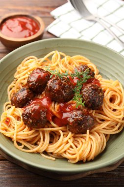 Masada köfteli makarna, yakın plan.