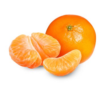 Beyaza izole edilmiş taze, sulu mandalinalar. Citrus meyvesi.