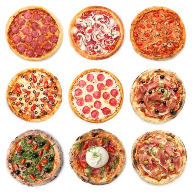 Beyaz, üst görünümde izole edilmiş farklı lezzetli pizzalar.