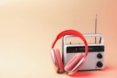 Şık kulaklıklar ve bej arka planda radyo alıcısı. Metin için boşluk