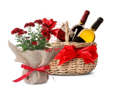 Hediye sepeti ve beyaz arka planda güzel çiçekler.