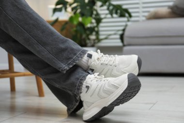 Evde şık ayakkabılar giyen bir kadın, yakın plan.