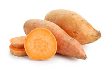 Beyaz üzerine izole edilmiş tatlı patatesler.