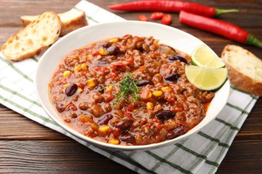 Ahşap masada servis edilen lezzetli biberli omlet, yakın plan.