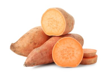 Beyaz üzerine izole edilmiş tatlı patatesler.