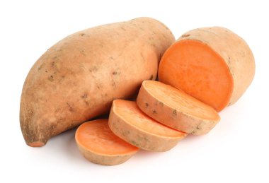 Beyaz üzerine izole edilmiş tatlı patatesler.