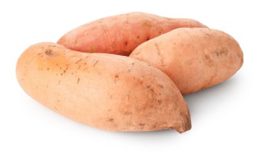 Birçok çiğ tatlı patates beyaz üzerine izole edilmiş.