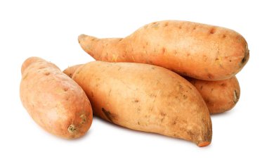 Birçok çiğ tatlı patates beyaz üzerine izole edilmiş.